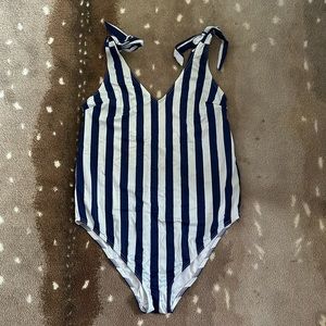 ASOS Maternity One Piece Striped Swimsuit💙🤍